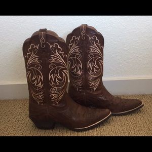 Ariat Wmns Cowboy Boot w leather & stitch details